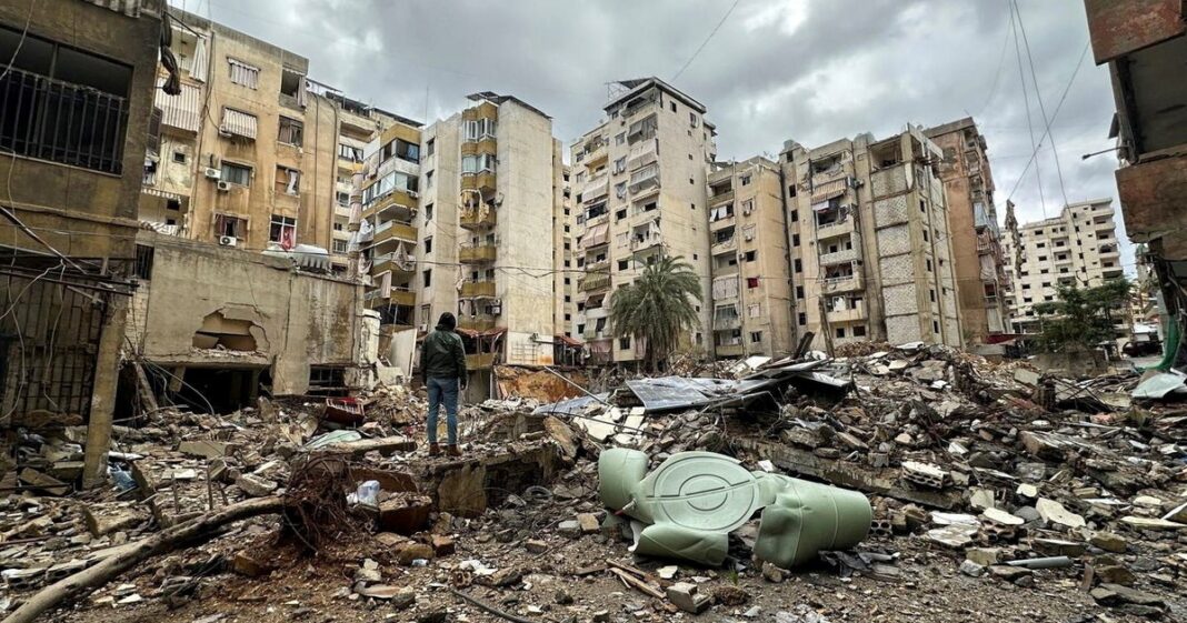 Mapa de la región de Medio Oriente con banderas de Estados Unidos, Israel e Irán superpuestas.