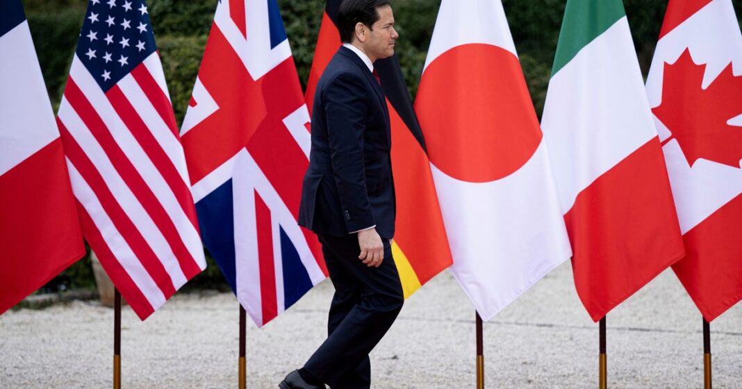 Ministros de Relaciones Exteriores del G7 reunidos en una mesa de debate cerca de París.