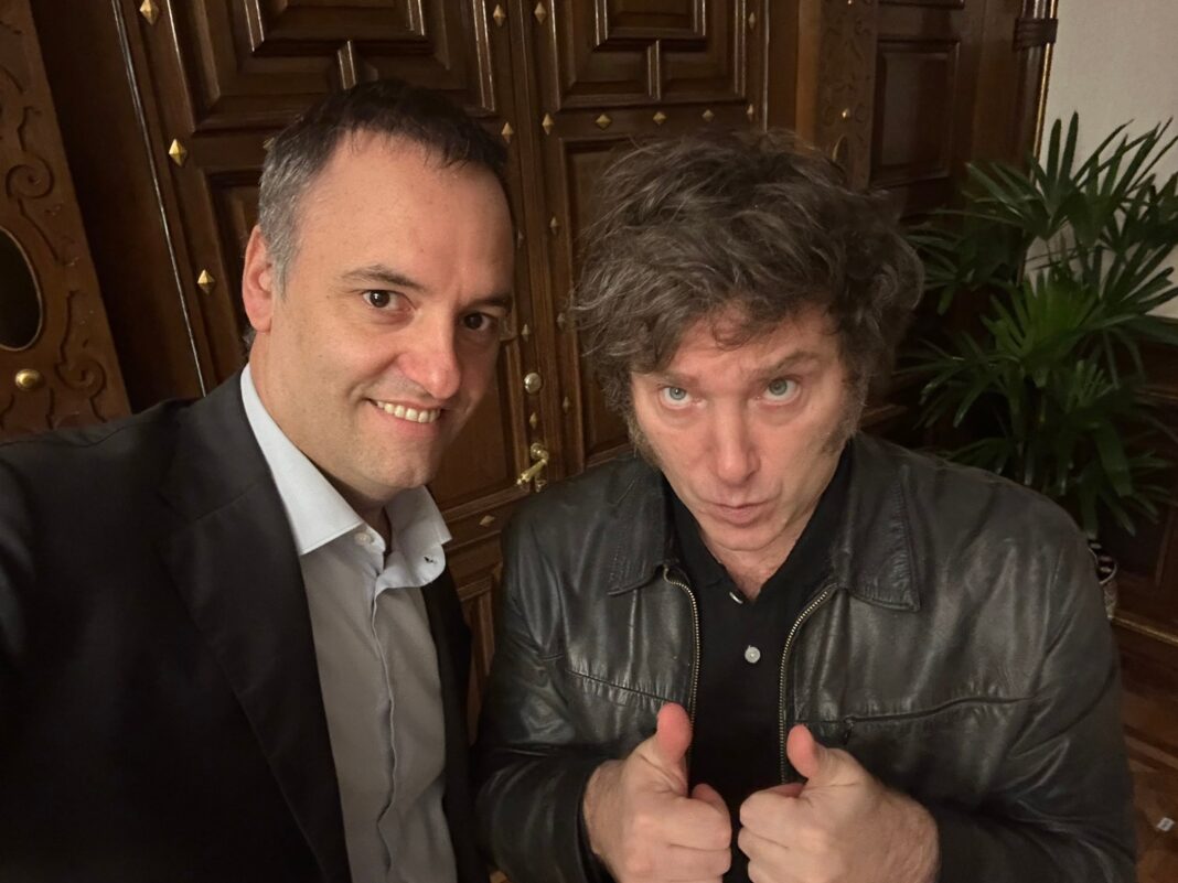 El presidente Javier Milei y el jefe de Gabinete Manuel Adorni durante un acto oficial en el Centro de Formación de Capital Humano.