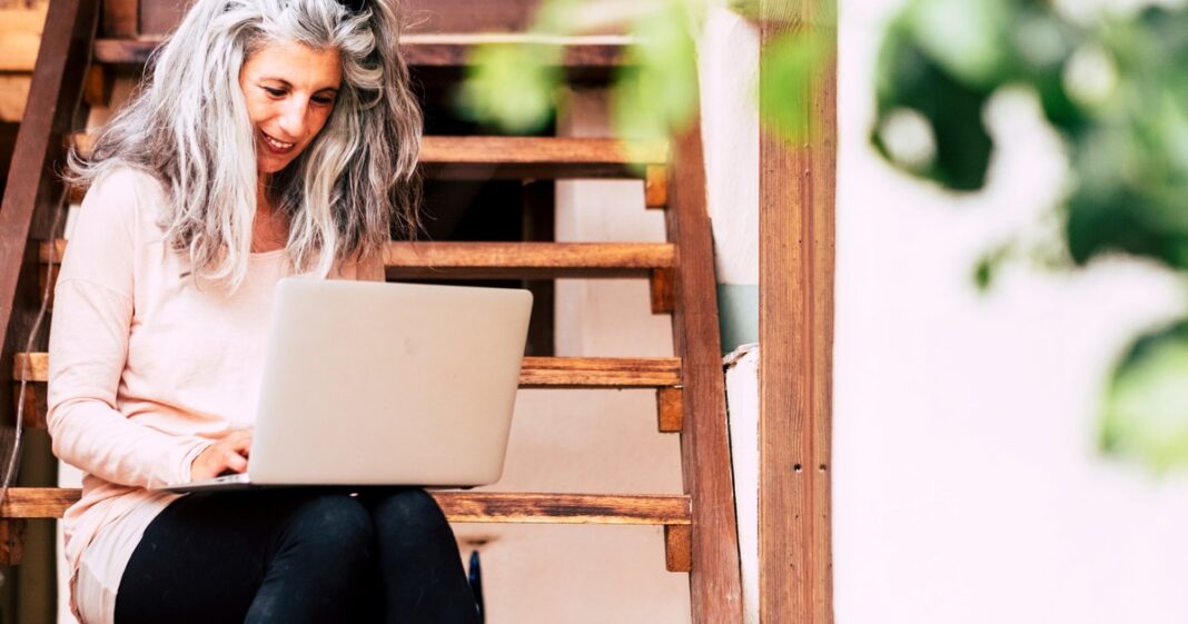 Ilustración de un celular mostrando una notificación de acreditación bancaria junto al logo del Programa Acompañamiento Social.