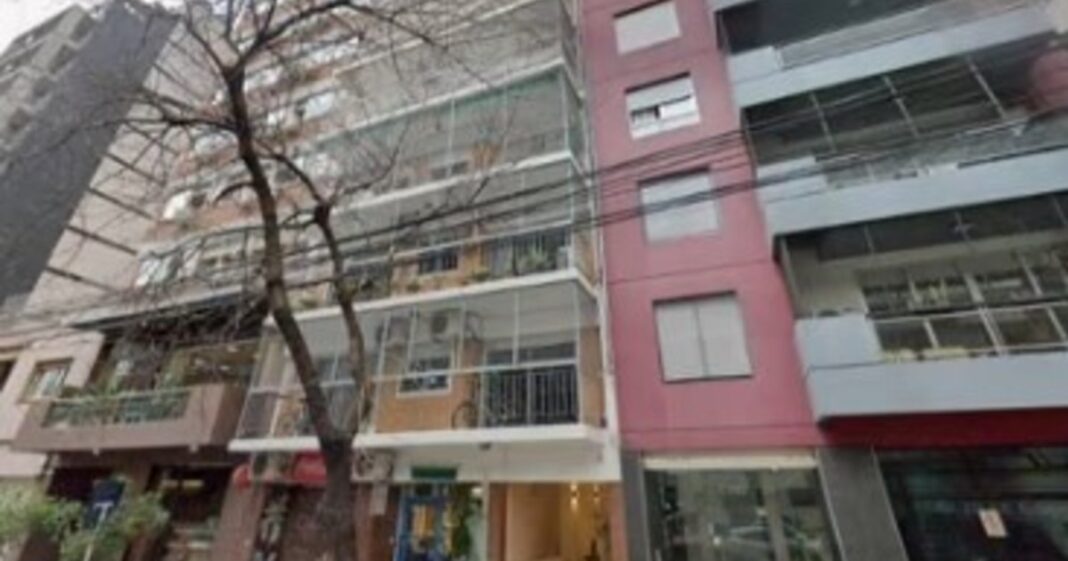 Edificio en el barrio de Núñez con presencia de bomberos tras un incendio.