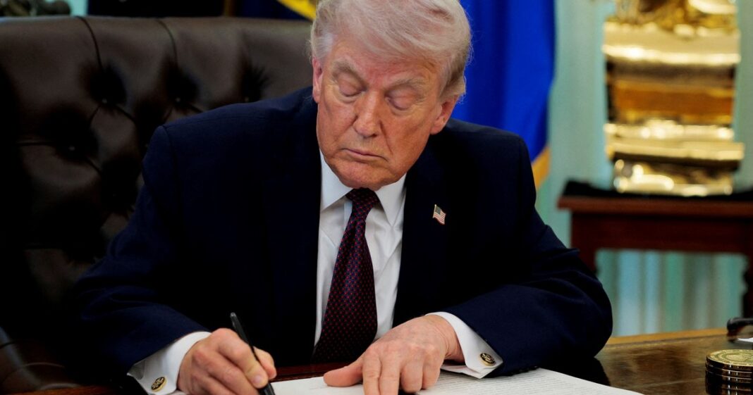 Donald Trump hablando en un podio con la bandera de Estados Unidos de fondo.